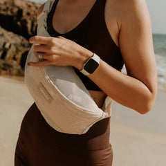 SANDE™ ESSENTIALS CROSSBODY BAG - SAND